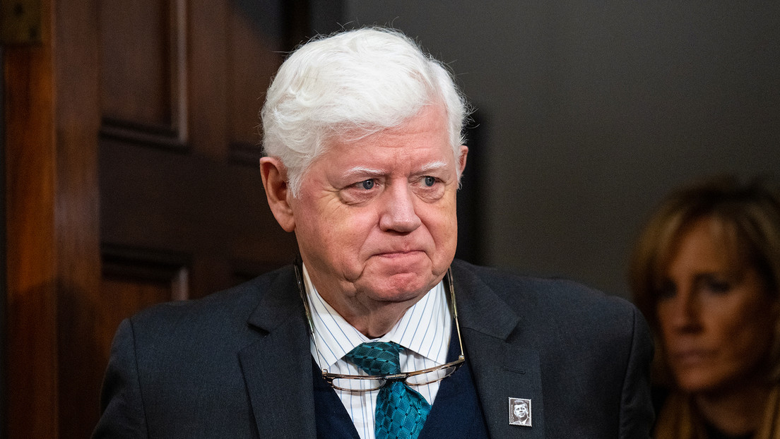 Congresista de EE.UU. de 76 años se queda congelado durante un discurso y así lo explica