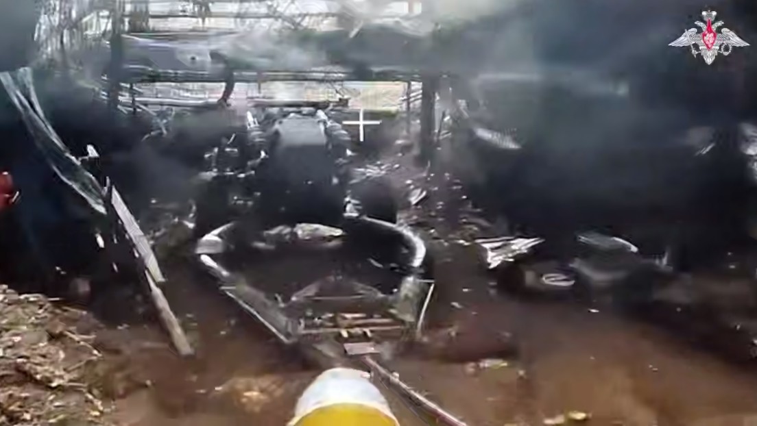 VIDEO: Dron FPV ruso se abre entrada en la 'madriguera' de un obús occidental en Ucrania