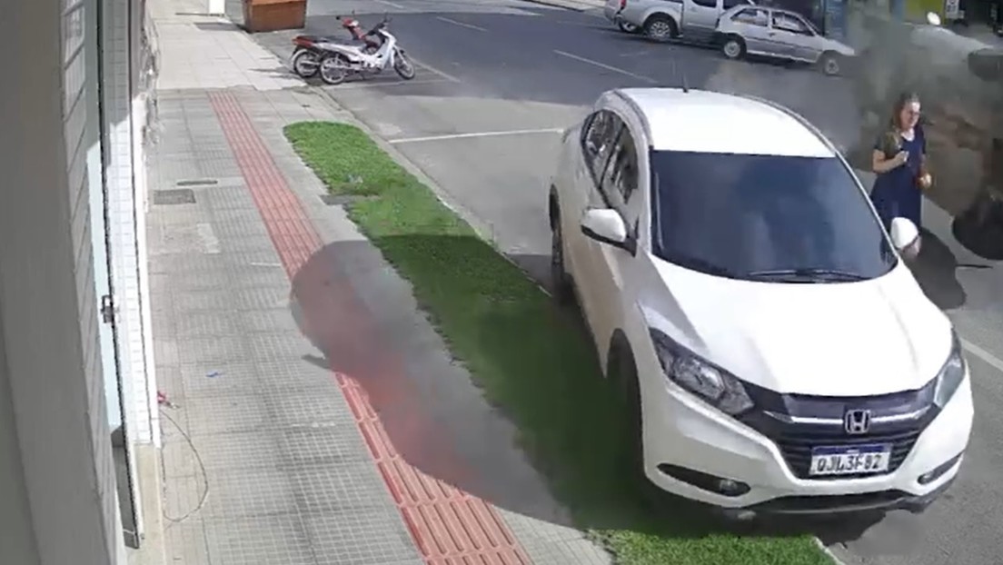 VIDEO: Mujer se salva milagrosamente de ser atropellada por un coche que perdió el control