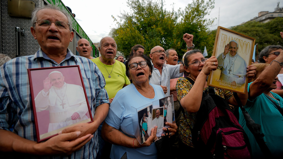Cadenas de oración: miles de fieles en Latinoamérica piden por la salud de Francisco (VIDEOS)