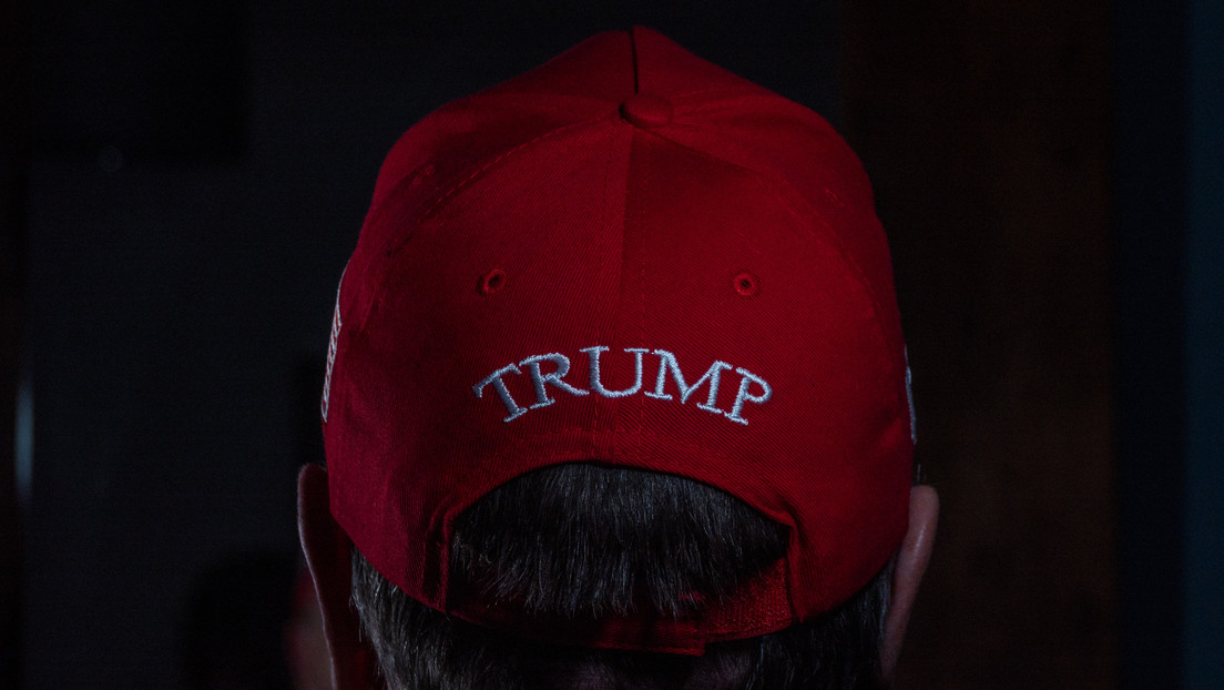 "Tenía razón en todo": Trump 'promociona' nuevos gorros desde el Despacho Oval