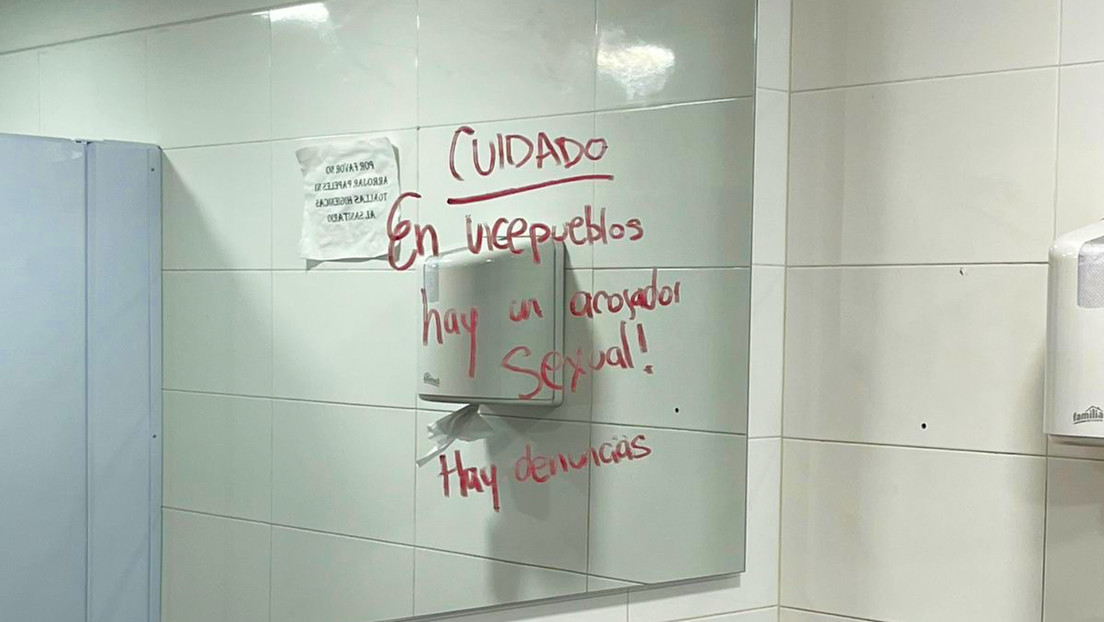 El misterioso mensaje en un baño que pone contra las cuerdas a un alto funcionario de este país