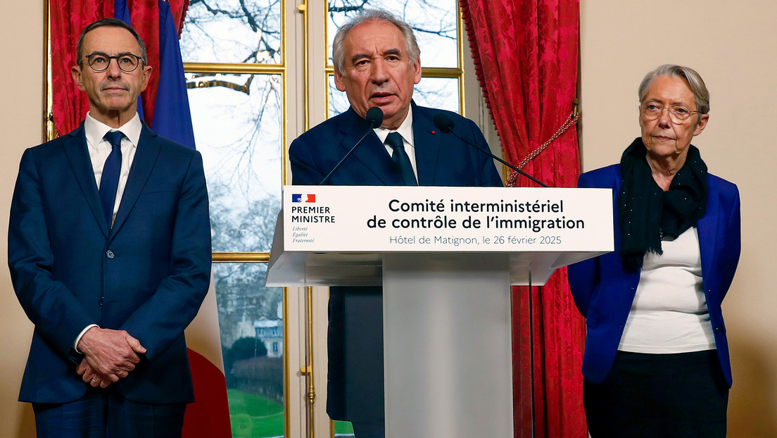 VIDEO: Primer ministro de Francia provoca risas por culpa de un vaso de agua