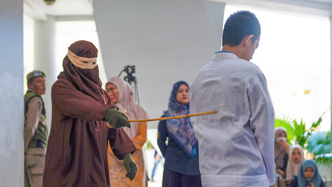 Dan 159 latigazos en público a dos hombres por tener relaciones homosexuales (VIDEO)