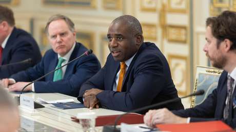 Ministro británico presume de "mil años" de relaciones con Ucrania y es ridiculizado por Zajárova