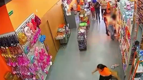 Celular explota en el bolsillo de una mujer mientras hace compras (VIDEO)