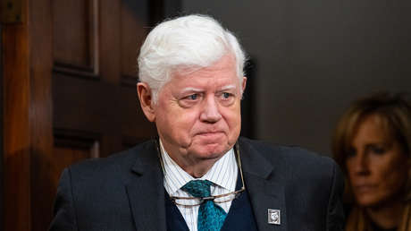 Congresista de EE.UU. de 76 años se queda congelado durante un discurso y así lo explica