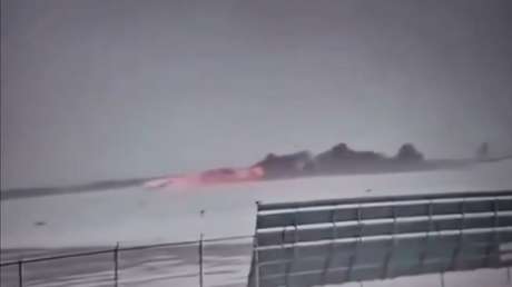 VIDEO: El momento en que un avión envuelto en llamas se estrella en un aeropuerto de Canadá