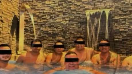 Escándalo en Perú: policías posan en una piscina con presuntos miembros de una banda criminal