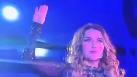 El pedido de auxilio de una cantante mexicana en el escenario tras denunciar a su pareja (VIDEO)