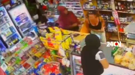 VIDEO: Una comerciante argentina lanza un tacho de basura al delincuente que quería robarle