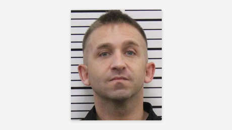 Conoce a una mujer en 'app' de citas, explosiona su casa y libera una pitón para que se coma a su hija