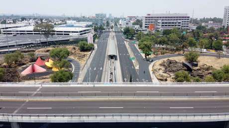 VIDEOS: Un asaltante se lanza en México desde una alta vialidad para evitar su arresto