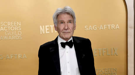 VIDEO: Harrison Ford elige el momento menos oportuno para comer en una gala