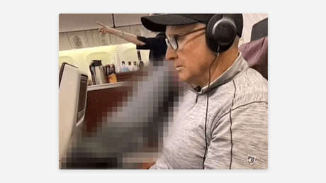 Obligan a una pareja a sentarse junto a un cadáver en un vuelo de larga distancia