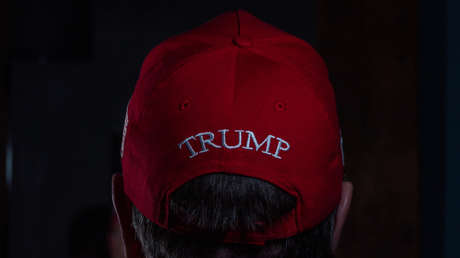 "Tenía razón en todo": Trump 'promociona' nuevos gorros desde el Despacho Oval