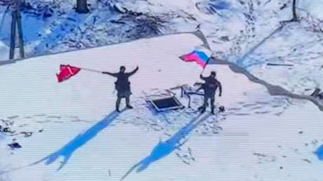 Militares rusos en pleno avance ondean el tricolor nacional en un poblado de Kursk (VIDEO)
