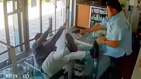 VIDEO: Intenta robar una farmacia y el propietario lo mata