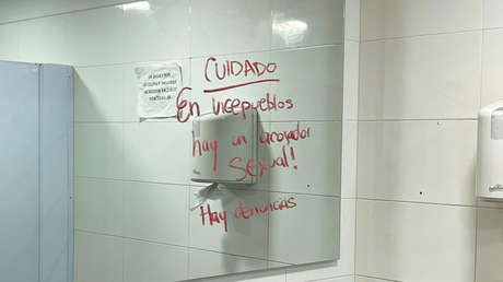El misterioso mensaje en un baño que pone contra las cuerdas a un alto funcionario de este país