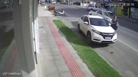 VIDEO: Se salva por un pelo de ser atropellada por un 'coche volador'