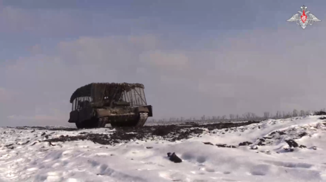 VIDEO: Un impacto directo en depósito de municiones enemigo provoca una impresionante explosión