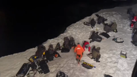 VIDEO: Tenso rescate de casi 400 pescadores rusos de un témpano de hielo a la deriva