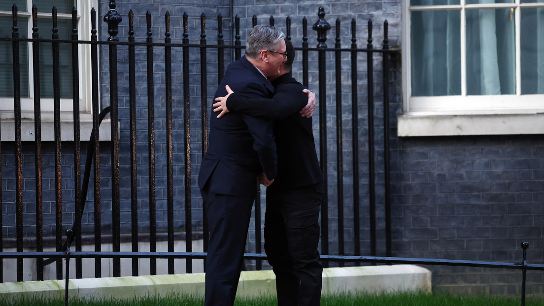 Sky News: El abrazo de Starmer a Zelenski es una señal a la Casa Blanca