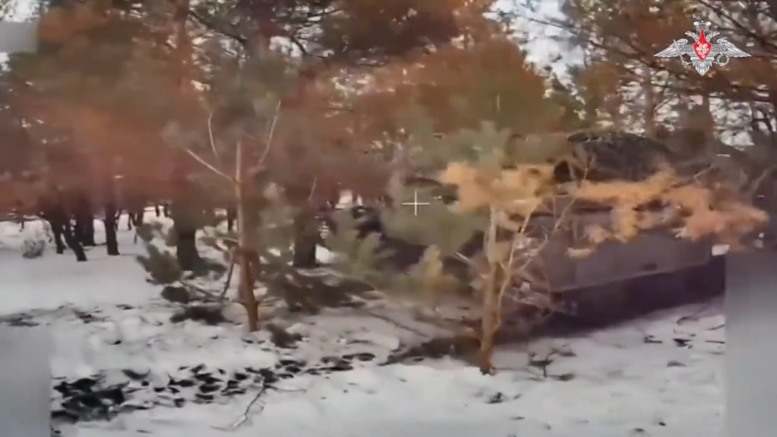 VIDEO: Dron FPV ruso acaba con un tanque ucraniano oculto en el bosque