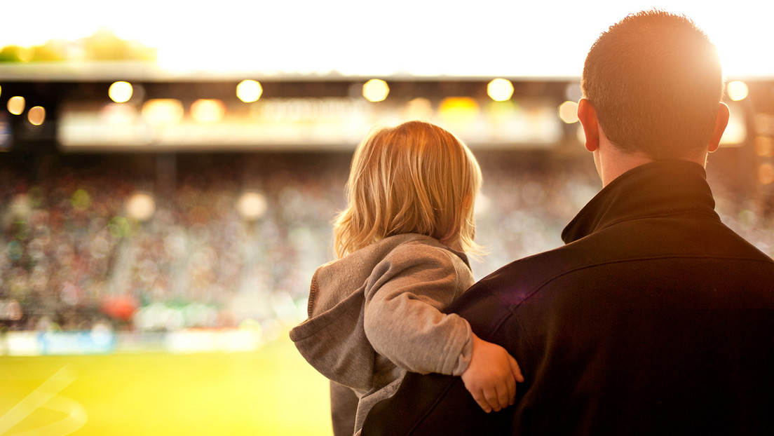 Justicia argentina prohíbe a un hombre acudir a eventos deportivos si no se comunica con sus hijos