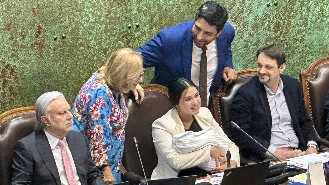 Preside el Congreso con su hijo de ocho días en brazos para afrontar una censura