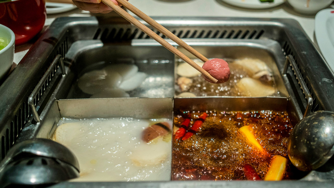 Restaurante chino pide disculpas tras hacerse viral un video en el que un comensal orinaba en una olla