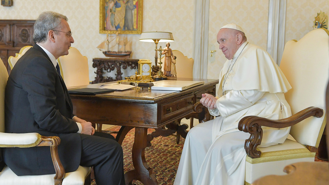 Advierten que la Iglesia católica debería "repensar" el pontificado, mientras Francisco cumple un mes internado