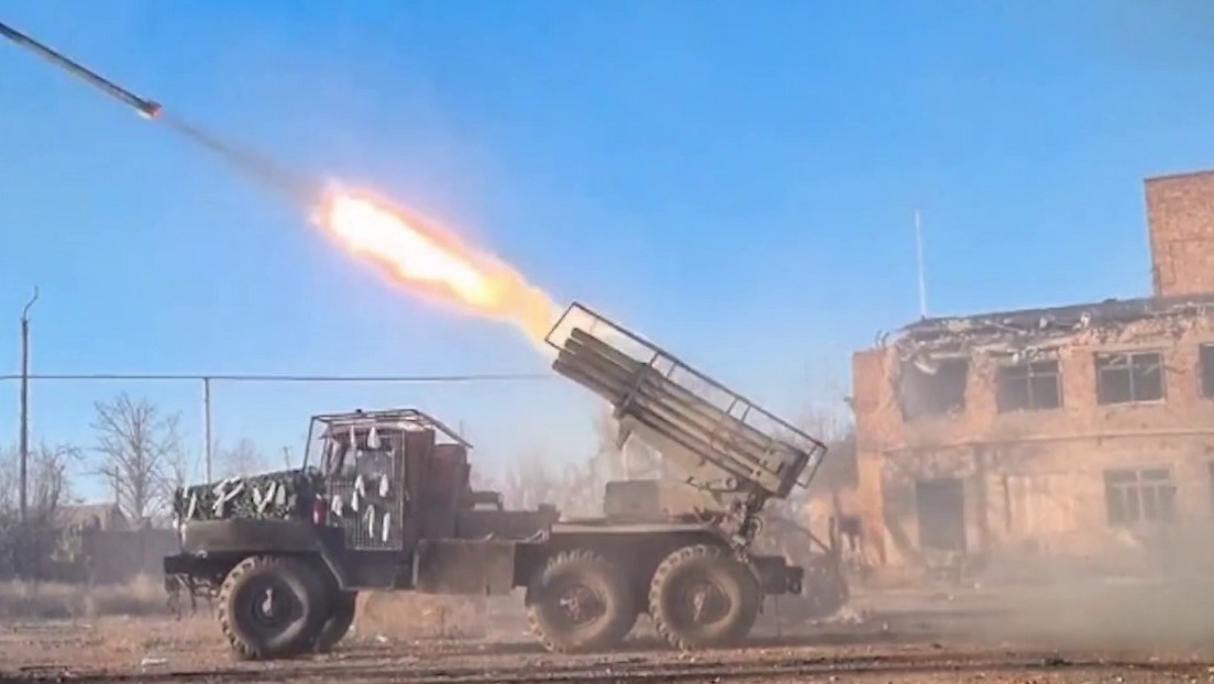 VIDEO: Lluvia de cohetes rusos aplasta posiciones ucranianas en Donbass