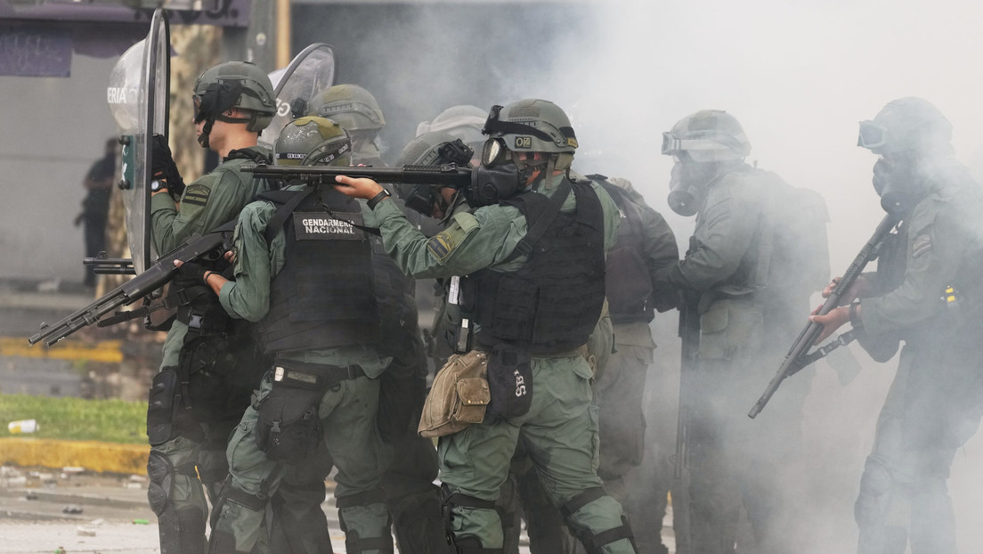 VIDEO: Reconstruyen el momento en que gendarme lanzó granada de gas a la cabeza de un fotógrafo en Argentina