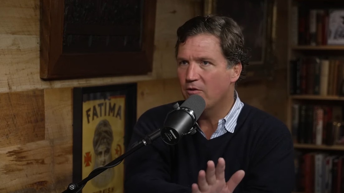 Tucker Carlson sobre la prohibición de RT: Va en contra de nuestra Constitución, ¡asi que aléjense!