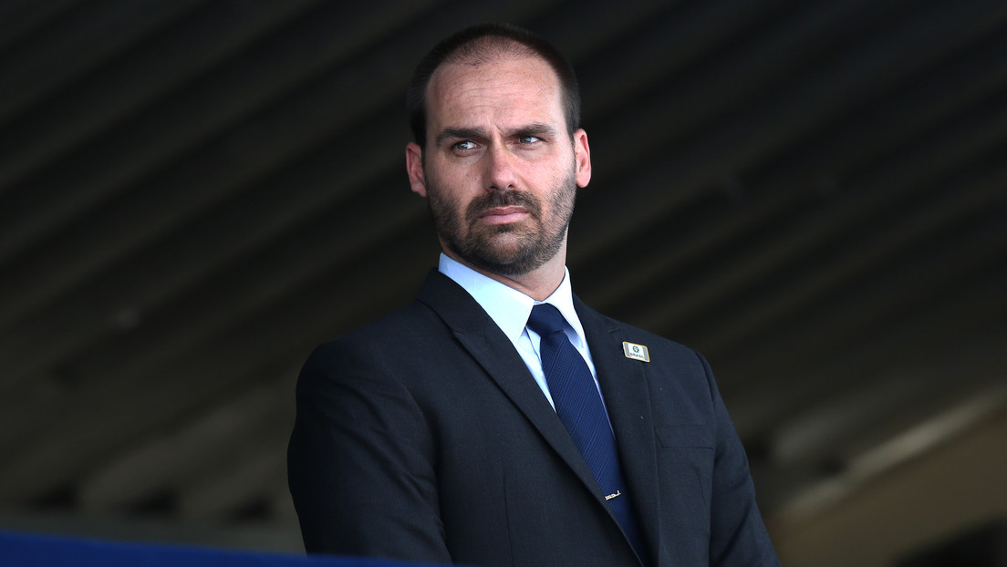 Un hijo de Bolsonaro deja su escaño para defender a su padre desde EE.UU.