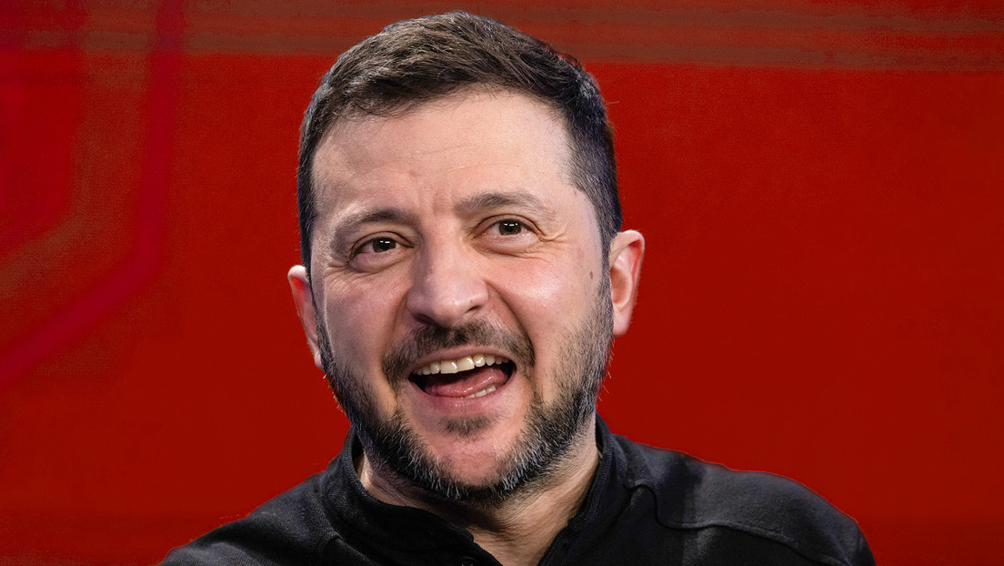 FOTO: Zelenski tiene en su despacho un cuadro de la Plaza Roja envuelta en llamas