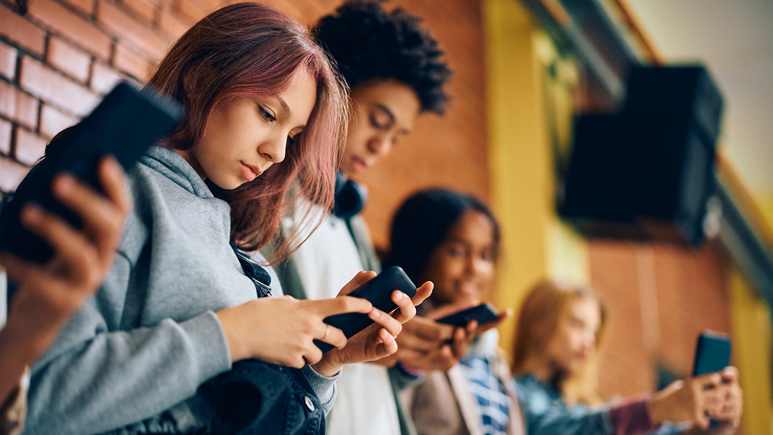 Alejamiento digital y penas por 'deepfakes': las nuevas medidas para proteger a menores en España