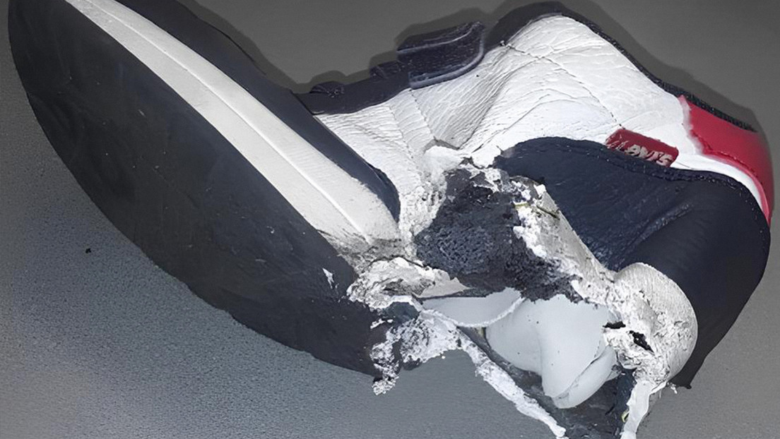 Un zapato advierte el peligro de estar distraído en el Metro de Madrid