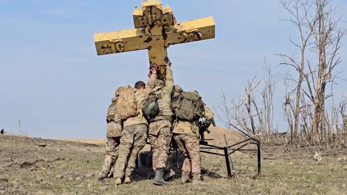 VIDEO: Militares rusos levantan una cruz caída en una aldea liberada en la provincia de Kursk
