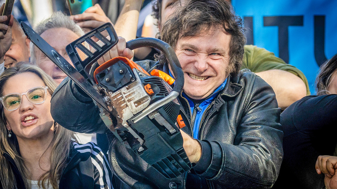 Milei presume que la motosierra se convirtió en un "emblema" de la nueva era de la humanidad