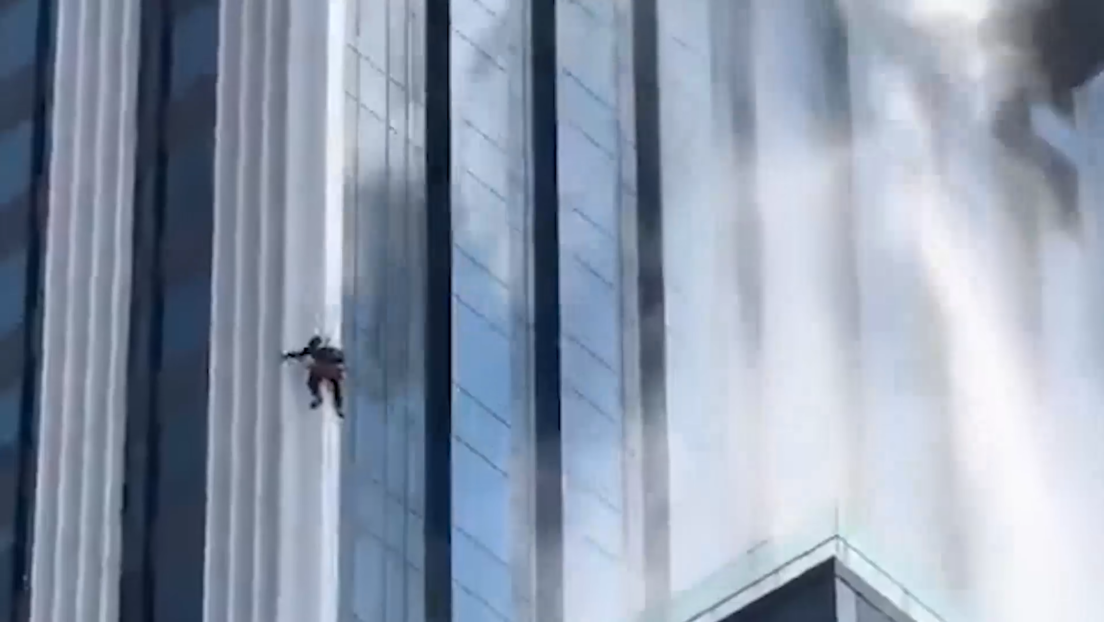 VIDEO: Limpiacristales suspendido de rascacielos evita la caída de masas de agua en pleno temblor en Bangkok