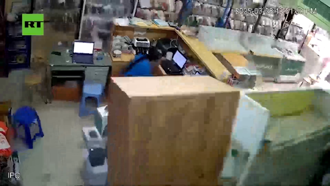 VIDEO: Rápida reacción salva a una mujer del mortal terremoto en Myanmar