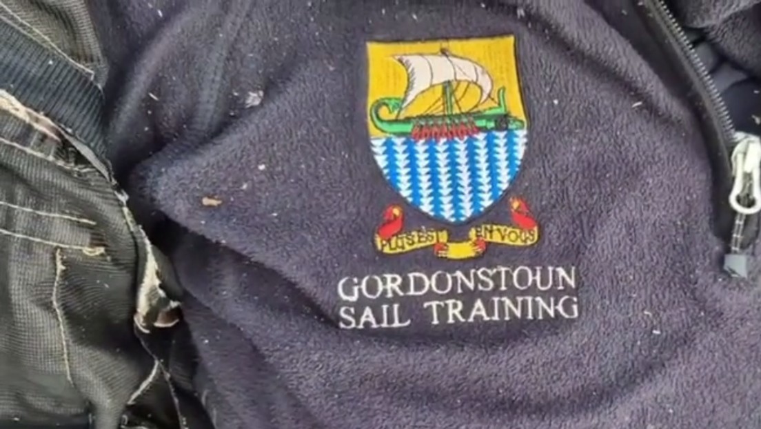 Hallan parche de una escuela de la realeza británica en un militar ucraniano abatido