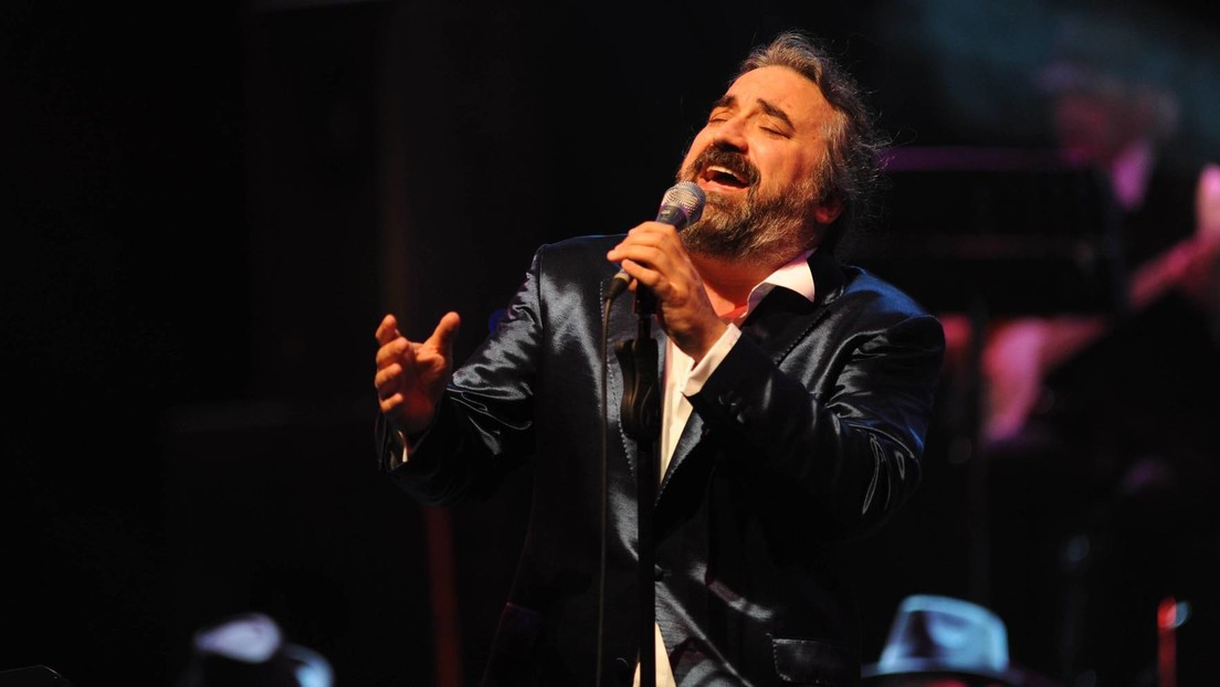 Cantante turco muere tras desplomarse durante un concierto