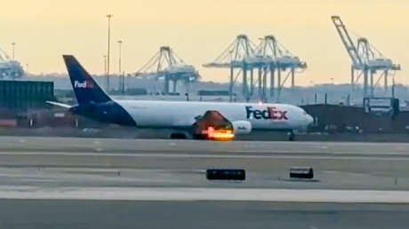 VIDEO: Avión aterriza de emergencia con un motor en llamas