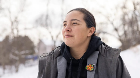 Excluir a atletas trans del deporte femenino es un "genocidio", según legisladora demócrata