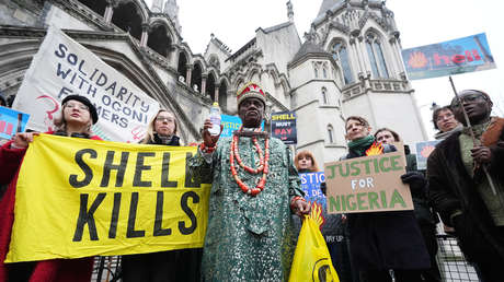 "Un pueblo totalmente destruido": Un rey acusa a megaempresa de traer muerte a sus tierras