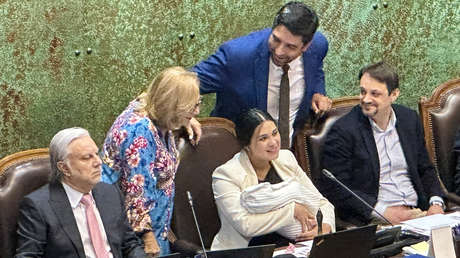 Preside el Congreso con su hijo de ocho días en brazos para afrontar una censura