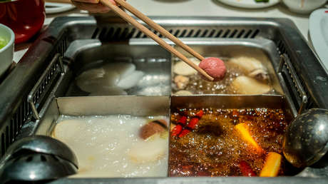 Restaurante chino pide disculpas tras hacerse viral un video en el que un comensal orinaba en una olla